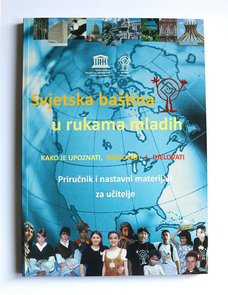 Svjetska baština u rukama mladih : kako je upoznati, njegovati i djelovati : priručnik i nastavni materijali za učitelje + fotografije mjesta zaštićene svjetske kuturne i prirodne baštine
