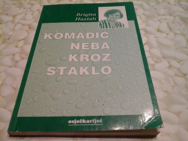 Komadić neba kroz staklo